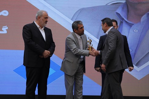 افتخار کسب عنوان صادرکننده ممتاز در سال 1402 برای شرکت صنایع فروآلیاژ ایران (سهامی عام)